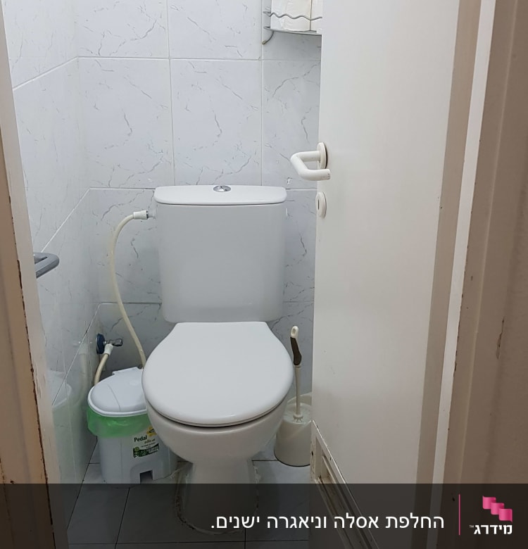 שירותים עם אסלה, מברשת ניקוי וצינור מים